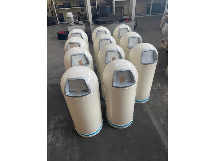 Lot de 11 collecteurs de déchets avec volets