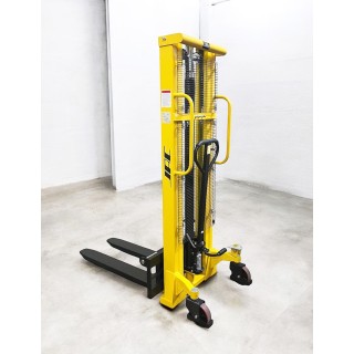 Gerbeur manuel, levée 3000 mm, charges 1500 Kg, fourches réglables.