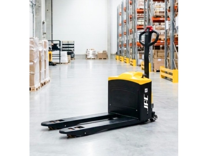Transpalette tout électrique semi compact, avec roulettes stabilisatrices, charge 2000 Kg
